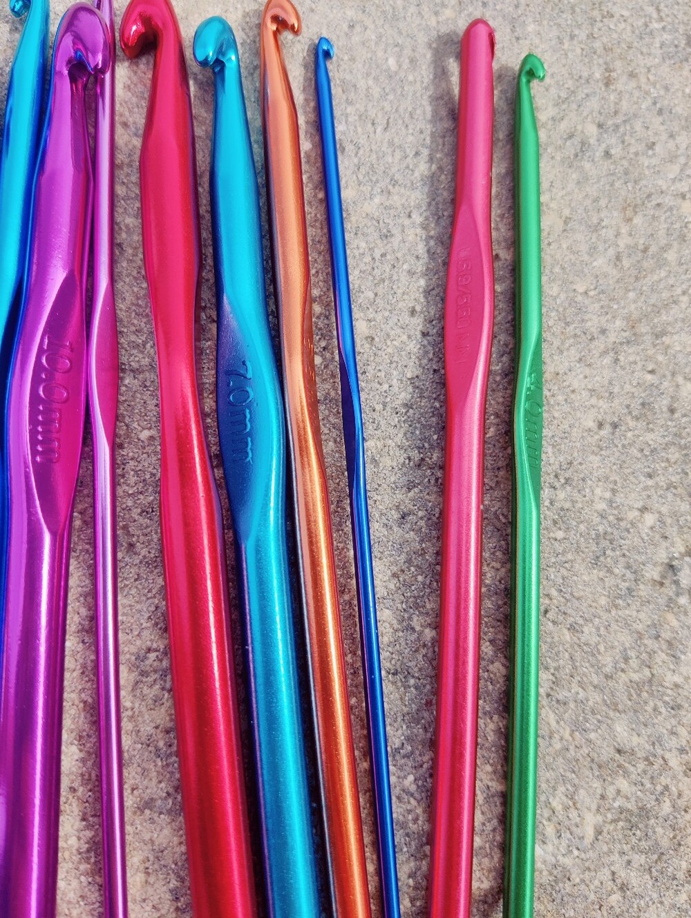 Assorted Metallic Crochet Hook Set - Multicolor Aluminum Hooks - Picture 3 of 3